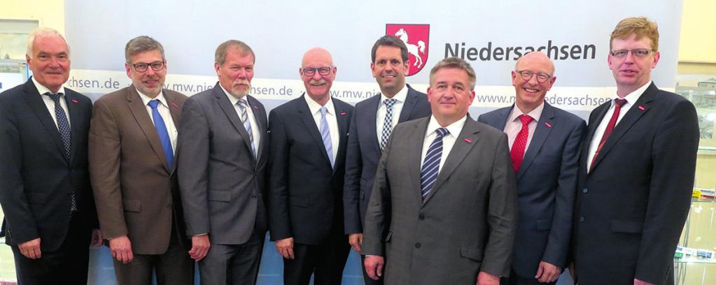Wirtschaftsminister Olaf Lies (4.v.r.) und Vertreter der sieben niedersächsischen Handwerkskammern. Nds. Ministerium für Wirtschaft, Arbeit und Verkehr